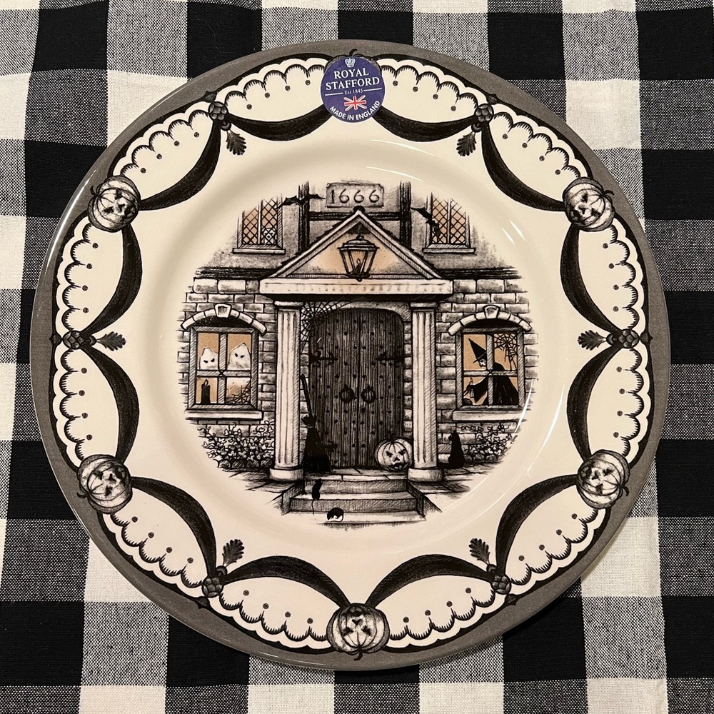 NWT ROYAL STAFFORD HALLOWEEN PLATE.